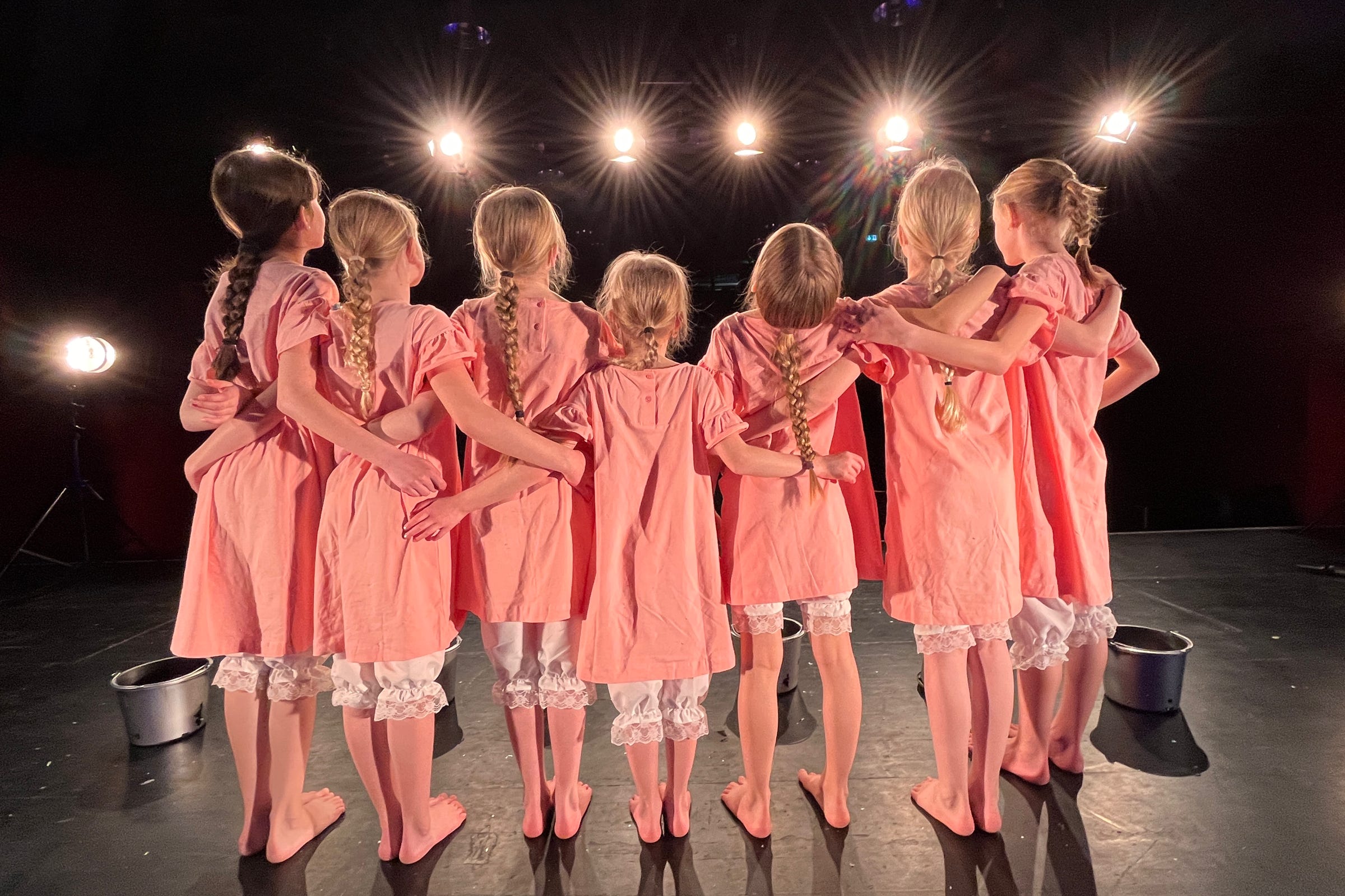 projectDANCE Tanzschule  in Reutlingen Kinder tanzen auf der BÜhne